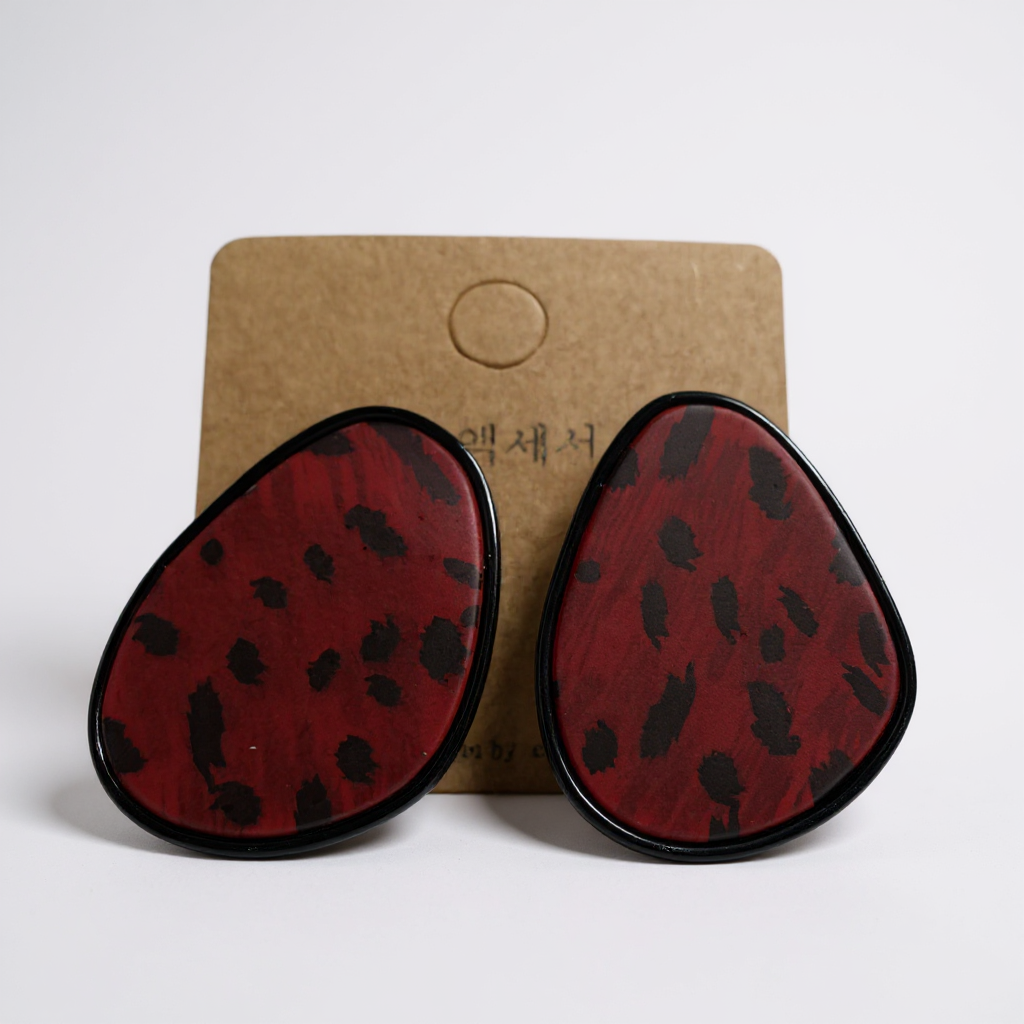 leopar desenli kırmızı küpe
